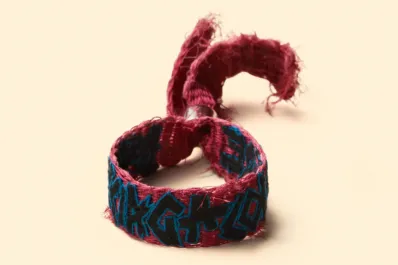 La marca de lujo Balenciaga saca a la venta una pulsera usada que vale $ 3,6 millones