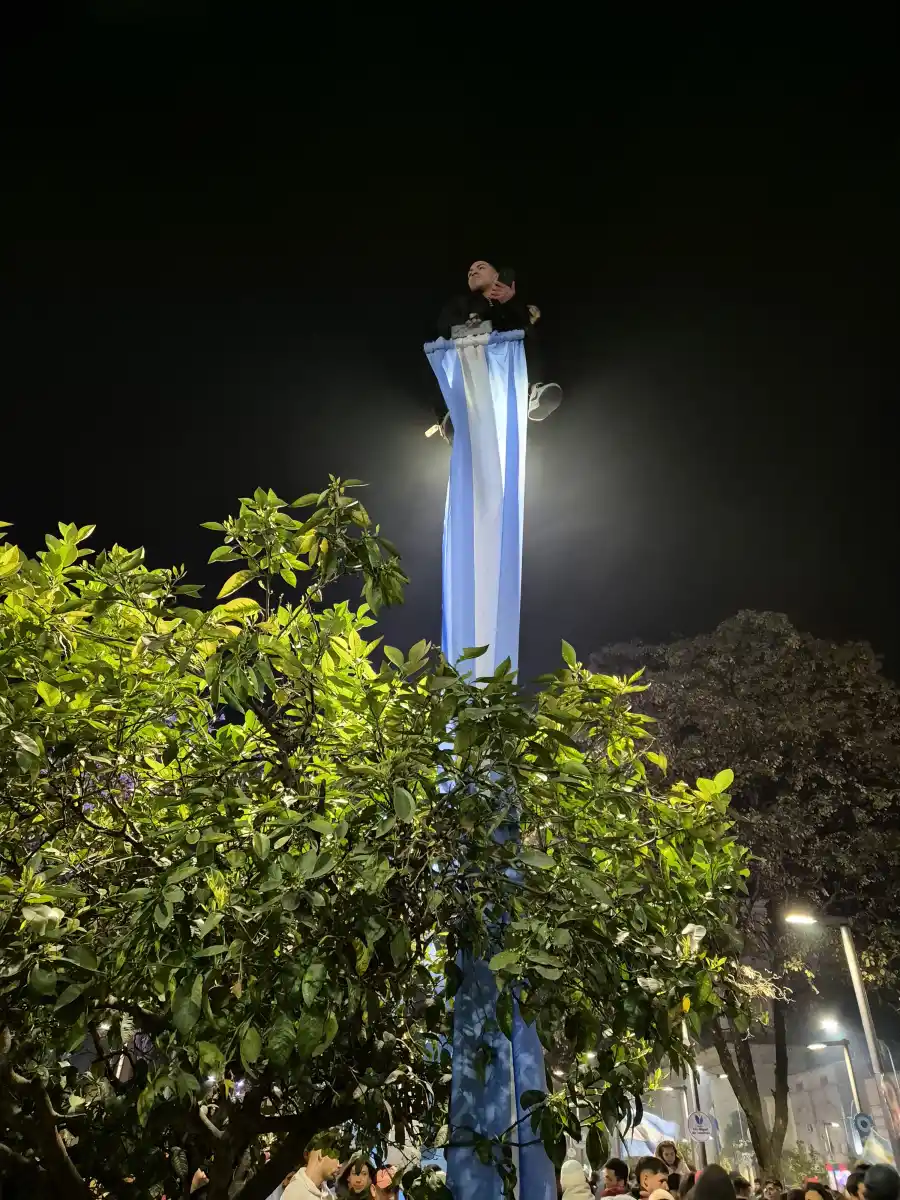 Así está la plaza Independencia por los festejos de la nueva conquista de la Selección