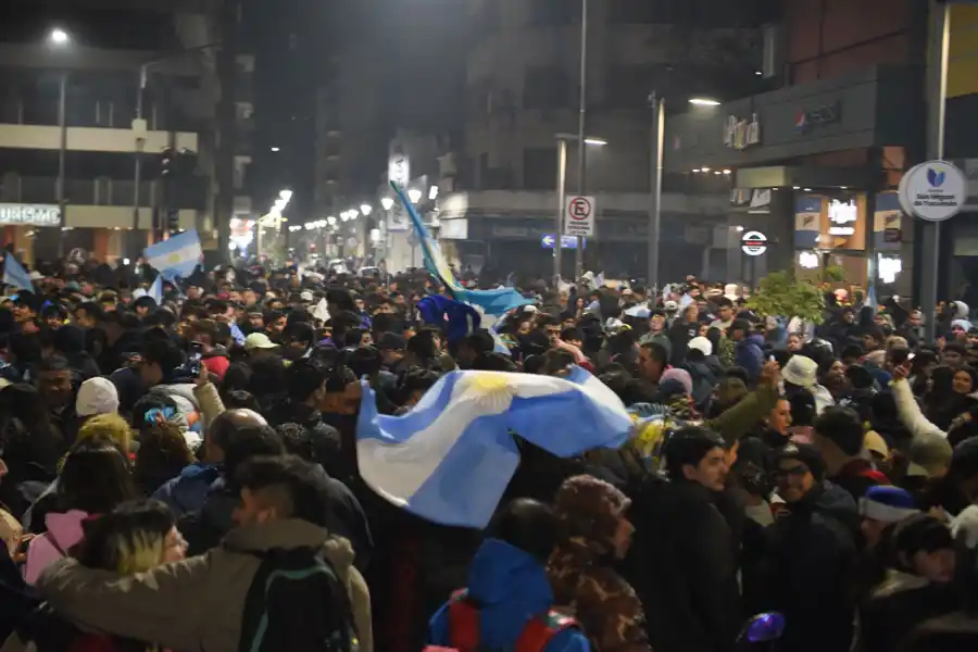 ALTA EN EL CIELO. La bandera fue usada como abrigo por muchos hinchas.