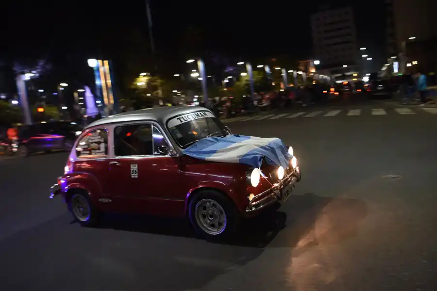 DE LUJO. Un hombre paseó con su Fiat 600, decorado para la ocasión.