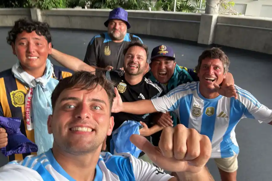 ADENTRO. Los seis tucumanos en uno de los pasillos del Hard Rock Stadium.