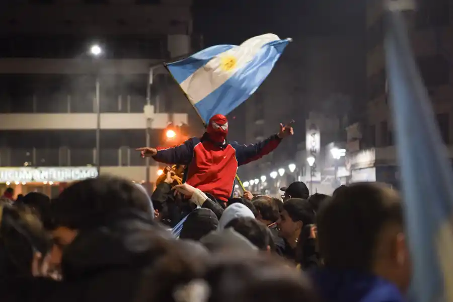 SPIDER MAN. Un joven festeja en las alturas con la máscara del superhéroe.