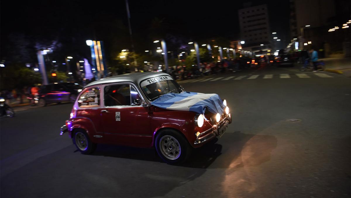 DE LUJO. Un hombre paseó con su Fiat 600, decorado para la ocasión.