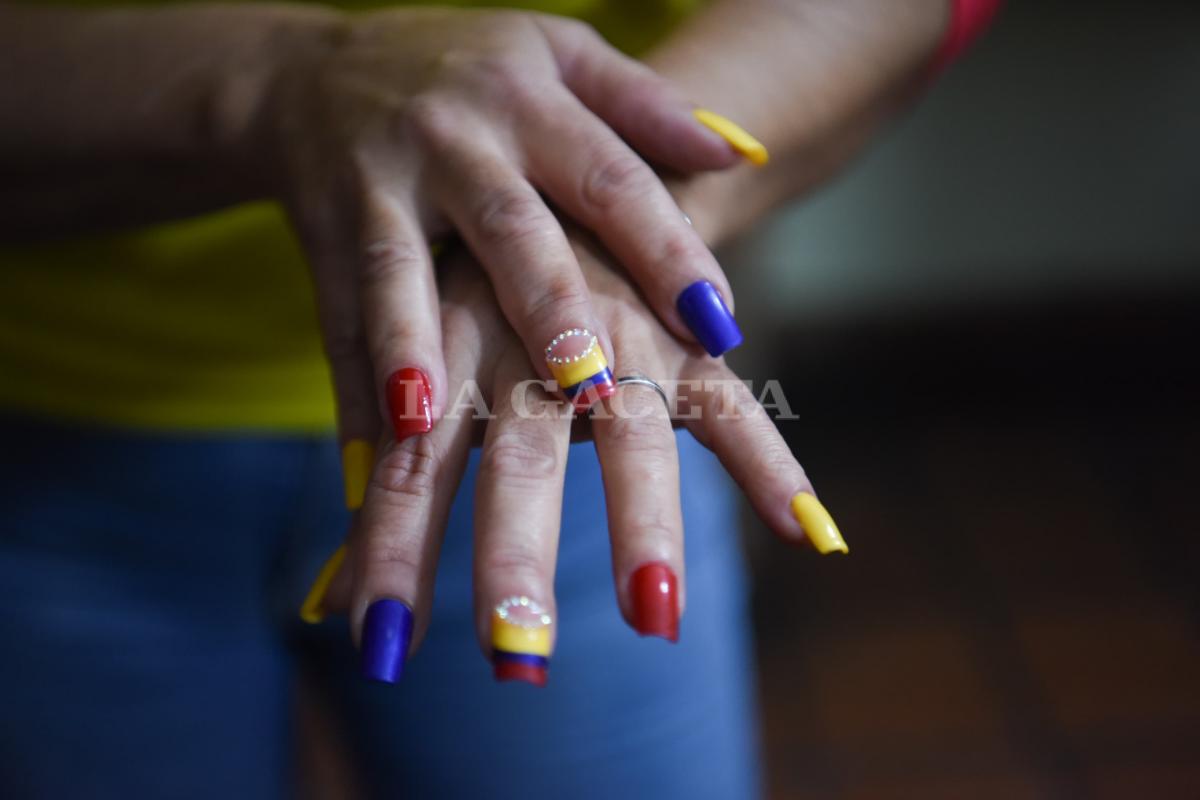 PASIÓN. Los colores de la bandera colombiana brillaron en las manos de Luz Mary. Foto: Juan Pablo Sánchez Noli - LA GACETA