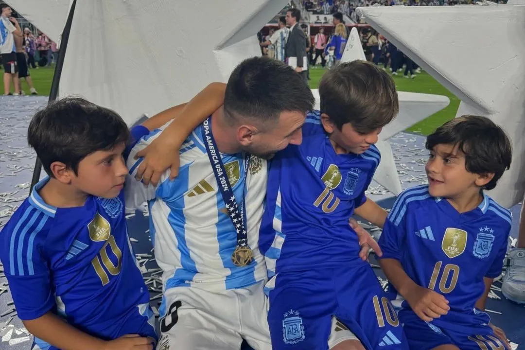 FELIZ. Lionel Messi celebró la obtención de la Copa América, junto a sus tres hijos. 