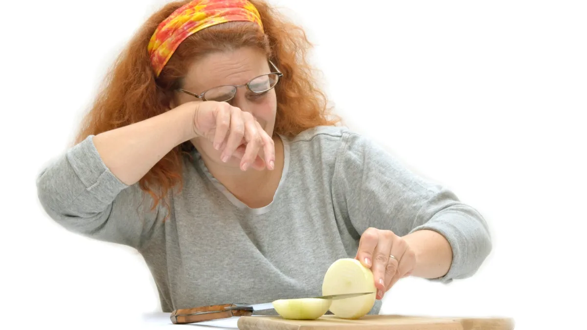 La cebolla libera un gas que es lacrimógeno.