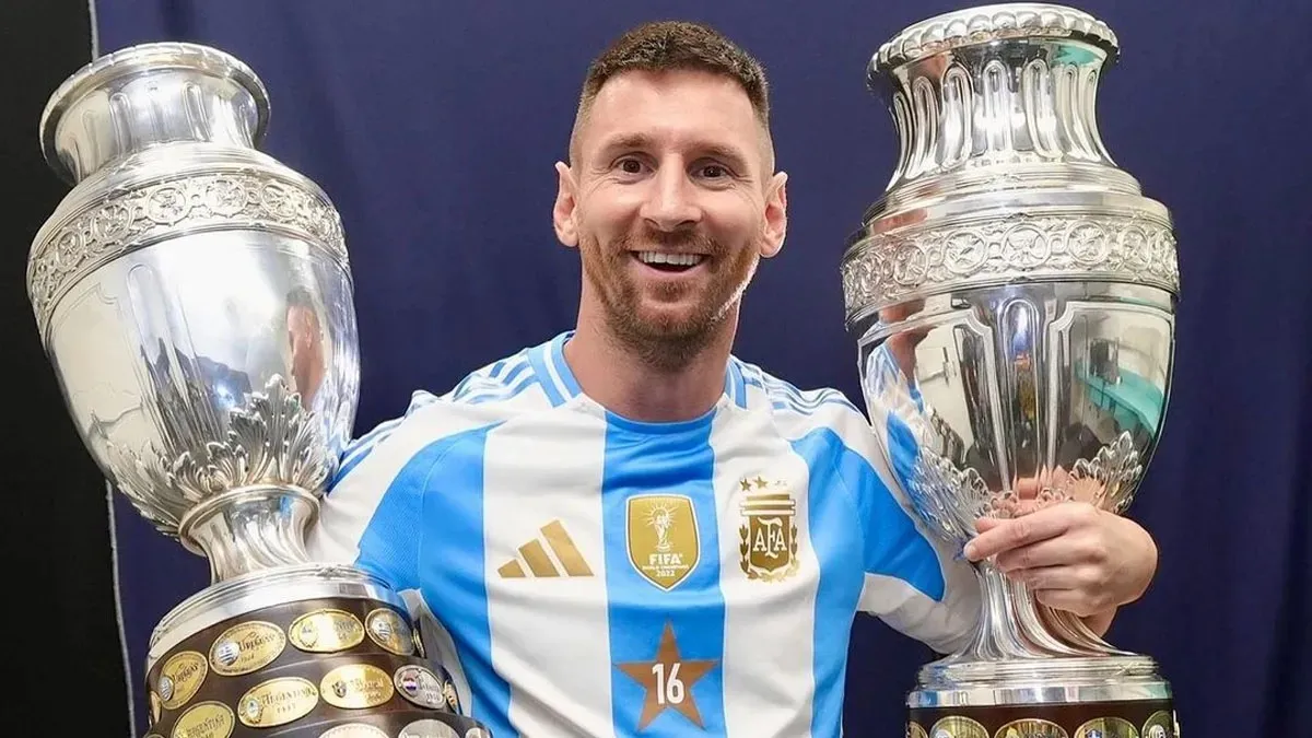 MULTICAMPEON. Messi posando con los trofeos obtenidos en 2021 y 2024.