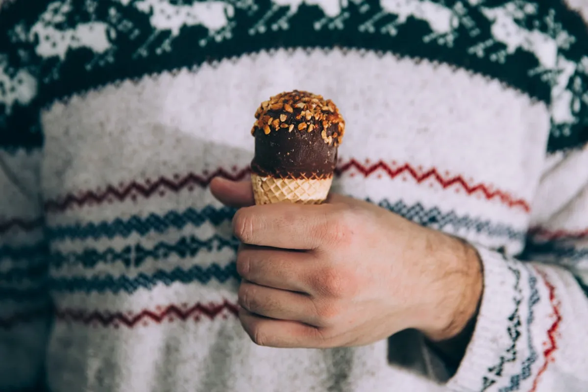 ¿Por qué es conveniente tomar helado en invierno?