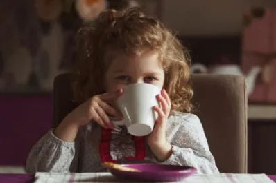 Cuál es la edad recomendada para empezar a tomar café