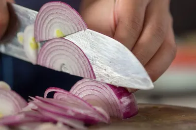 ¿Por qué cuando cortamos cebolla lloramos? la ciencia detrás de este vegetal