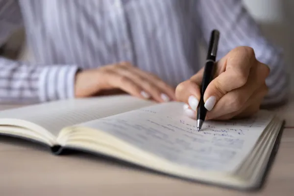 Cómo distinguir a una persona insegura, según su forma de escribir