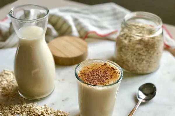 Leche de avena: cuáles son sus propiedades y cómo prepararla