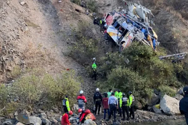 Perú: un colectivo cayó por un precipicio y murieron al menos 26 personas