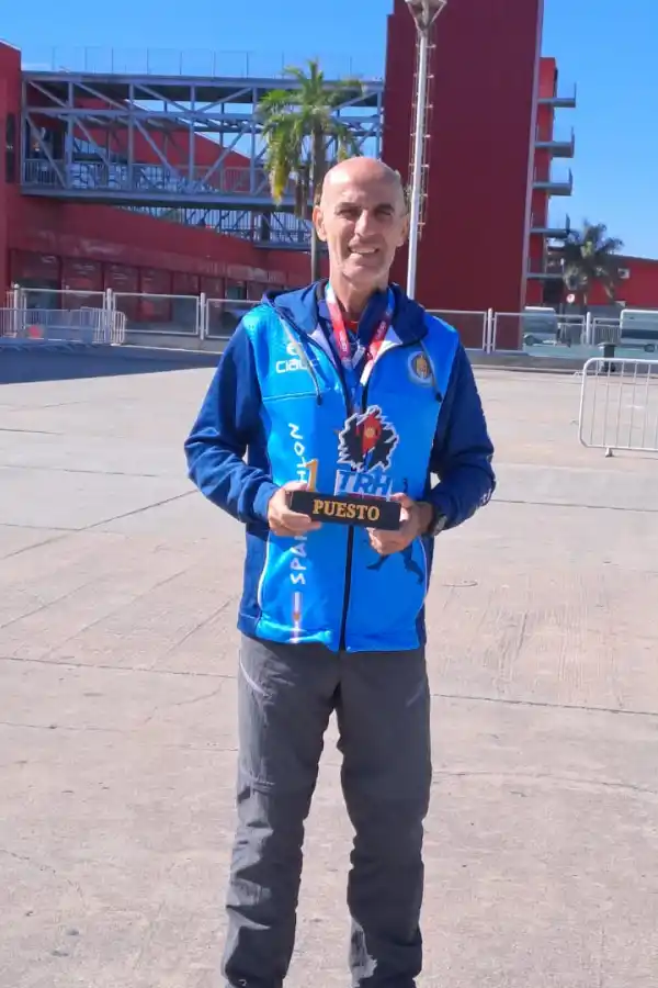 CORONADO. El tucumano muestra su trofeo de ganador en el playón del autódromo internacional.