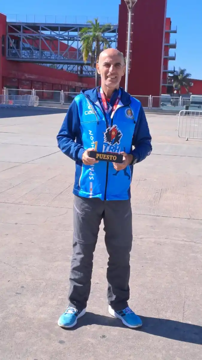 CORONADO. El tucumano muestra su trofeo de ganador en el playón del autódromo internacional.