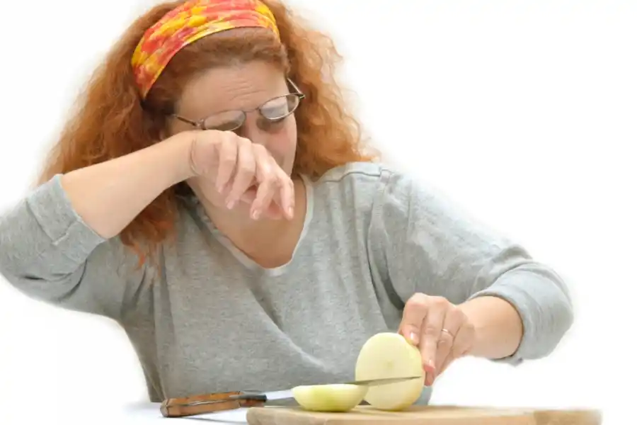 La cebolla libera un gas que es lacrimógeno.