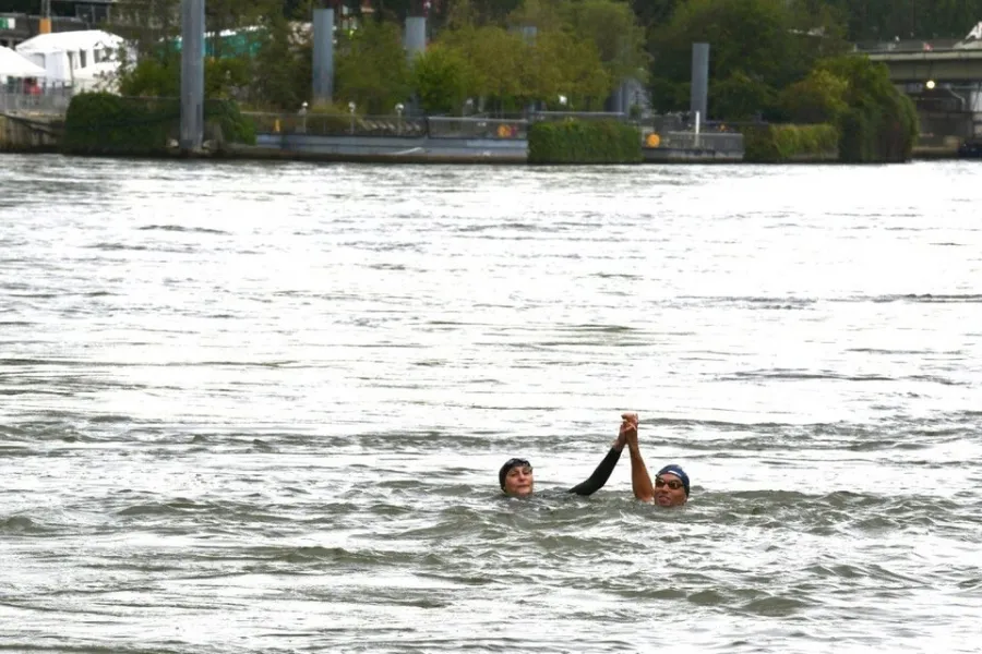PROMESA CUMPLIDA. La ministra de Deportes de Francia se bañó junto a un atleta en el río Sena para constatar la calidad del agua. / X @AOC1978.