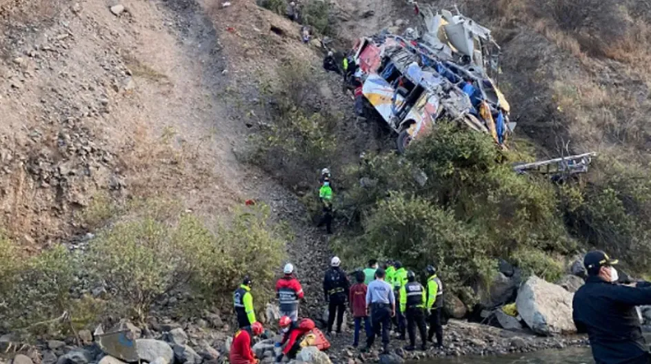 Perú: un colectivo cayó por un precipicio y murieron al menos 26 personas