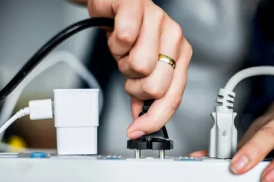 Los 16 artefactos que nunca debes enchufar a una “zapatilla” porque pueden ocasionar un incendio