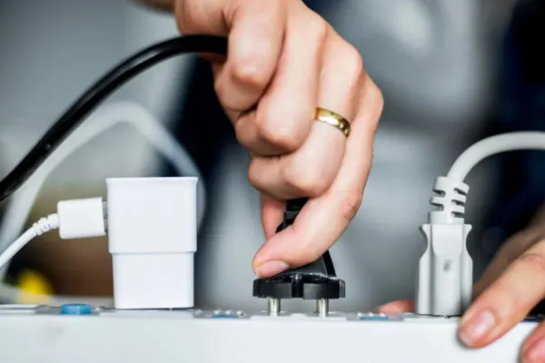 Los 16 artefactos que nunca debes enchufar a una “zapatilla” porque pueden ocasionar un incendio