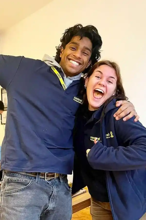 AMISTAD SIN FRONTERAS. Aspen, de Estados Unidos, y Javana, de Australia, entablaron amistad en un voluntariado en Inglaterra./Foto: Instagram @centralbackpackers_ox