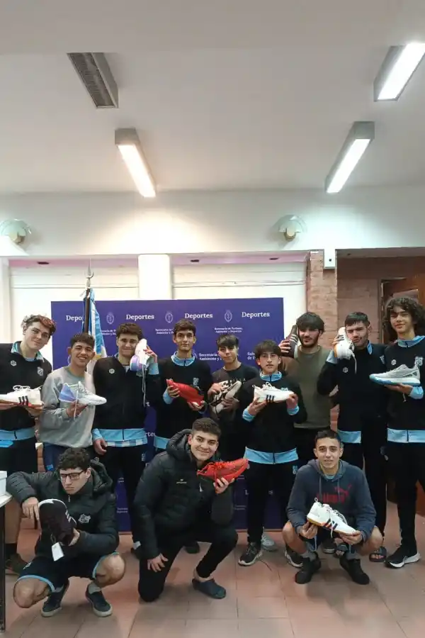 REGALO CANTADO. El plantel posa con las zapatillas que les regaló el rapero Duki.