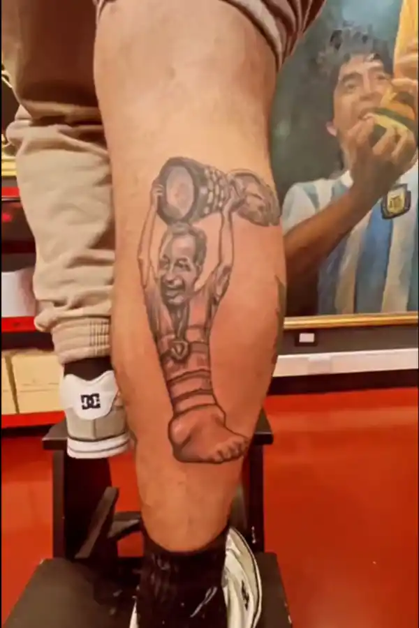 La locura argentina no tiene límites: un hincha se tatuó el tobillo de Lionel Messi y…¡al utilero de la Selección!