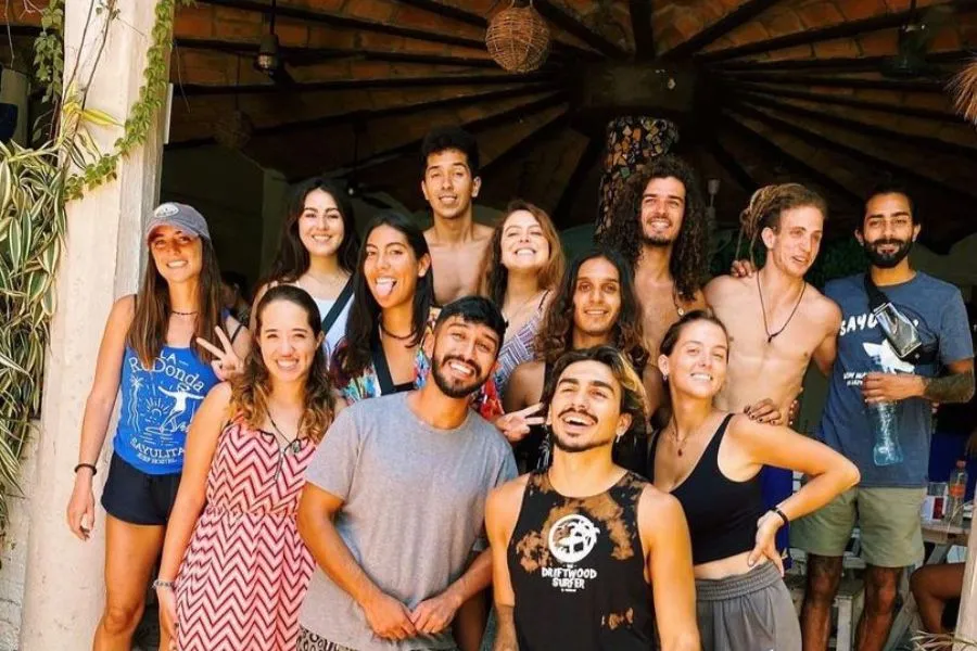 MEXICO. Voluntarios trabajando en un hostel de surf./Foto: Instagram @laredondahostel