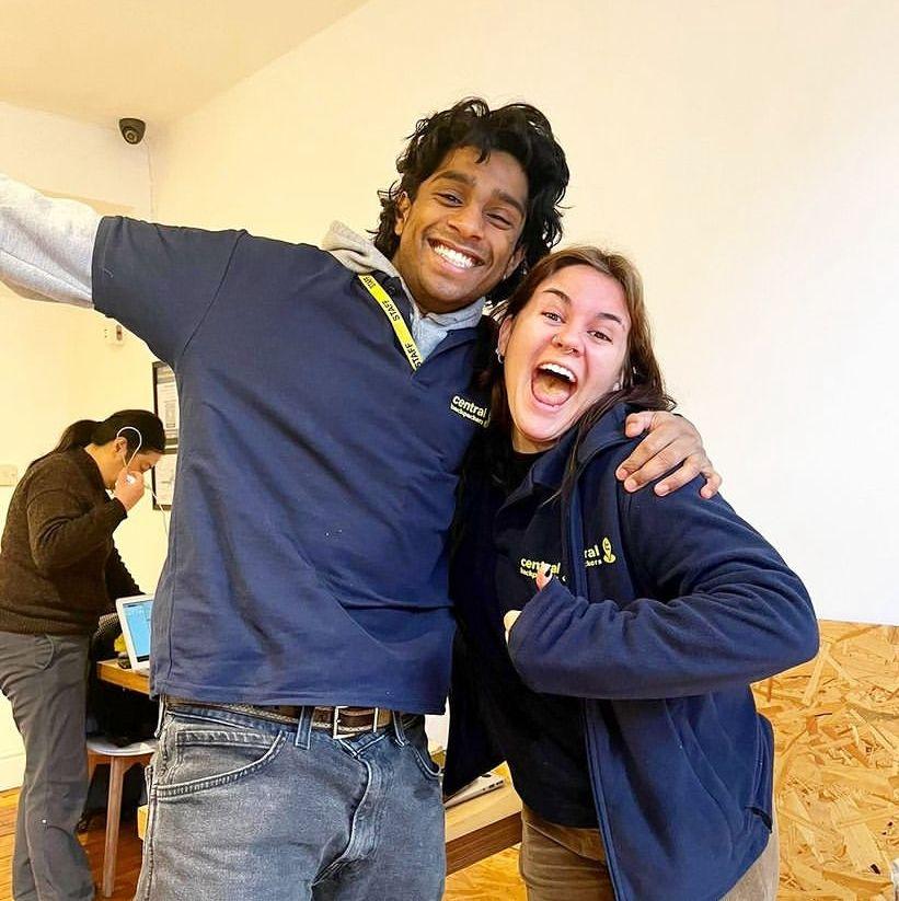 AMISTAD SIN FRONTERAS. Aspen, de Estados Unidos, y Javana, de Australia, entablaron amistad en un voluntariado en Inglaterra./Foto: Instagram @centralbackpackers_ox