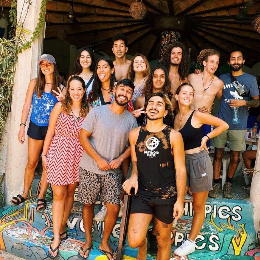MEXICO. Voluntarios trabajando en un hostel de surf./Foto: Instagram @laredondahostel
