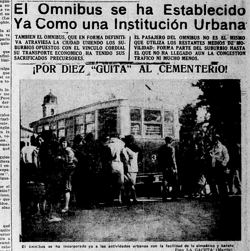 A LA COLA. Como se ve ya para 1929, con apenas meses de funcionamiento, el público se abarrota para subir el transporte.