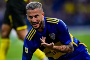 Peleas con compañeros, insultos a los hinchas y ningún gol, así vuelve un referente de Boca Juniors al fútbol argentino
