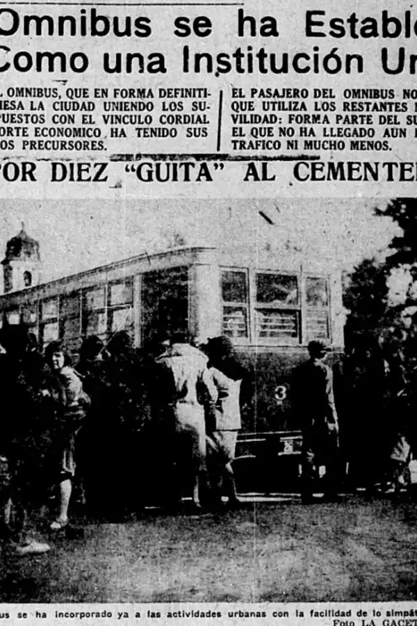 A LA COLA. Como se ve ya para 1929, con apenas meses de funcionamiento, el público se abarrota para subir el transporte.