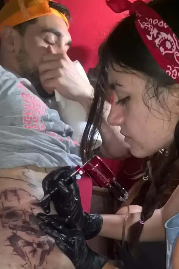 A PRACTICAR. La tatuadora le hizo su primer tatuaje a un vecino. / INSTAGRAM @paulatusa.
