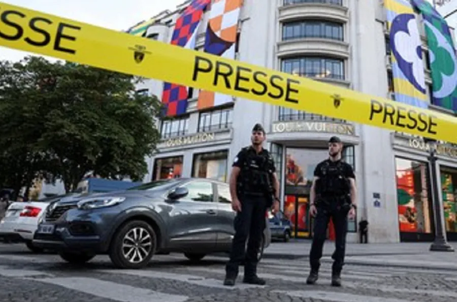 Francia: un policía herido en un ataque con cuchillo en los Campos Elíseos