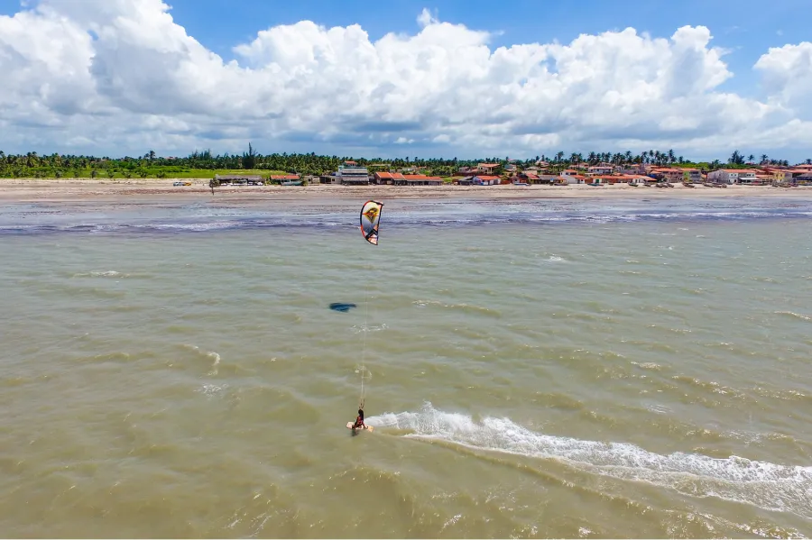 JERICOACOARA. Esta playa de Brasil ubicada en Ceará es ideal para practicar el kitesurf. / EMBRATUR.