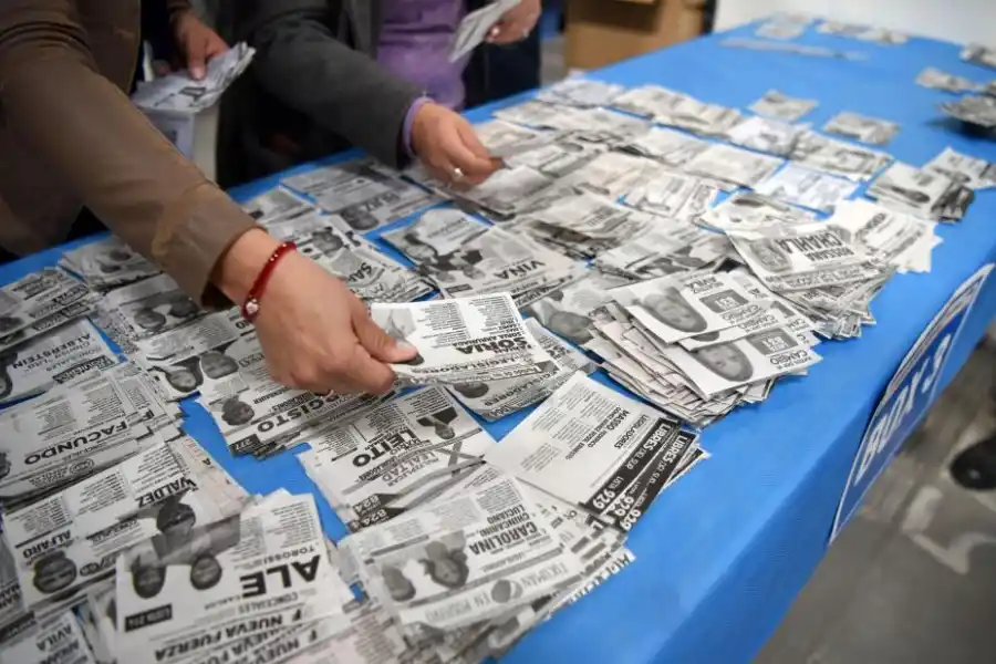 MAREA DE BOLETAS. En los comicios de 2023 hubo 1.343 boletas de candidatos alineados al binomio oficialista Osvaldo Jaldo-Miguel Ángel Acevedo.