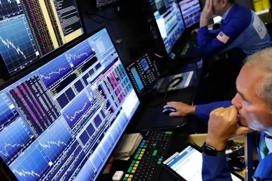 El dólar “blue” pega un nuevo salto y desafía las medidas de Caputo