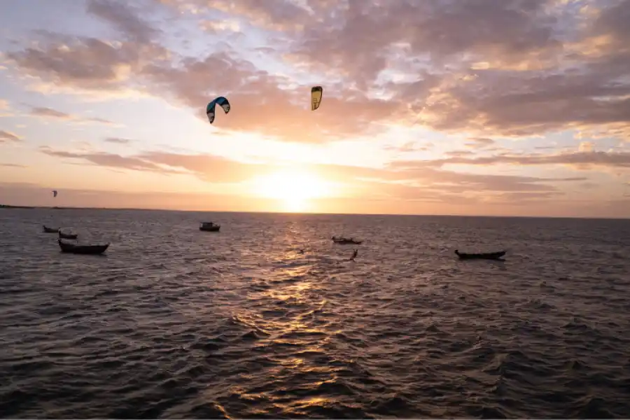 DEPORTE. El kitesurf se posiciona como un deporte emocionante que debutará en los Juegos Olímpicos París 2024. / EMBRATUR.