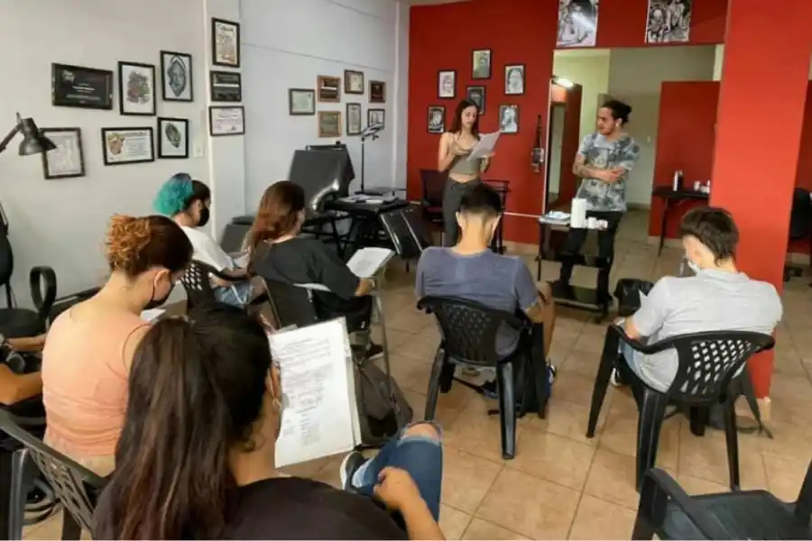 ENSEÑANZA. Madre Tinta brinda cursos, talleres y seminarios sobre tatuajes y piercings para principiantes y practicantes avanzados. / INSTAGRAM @paulatusa.