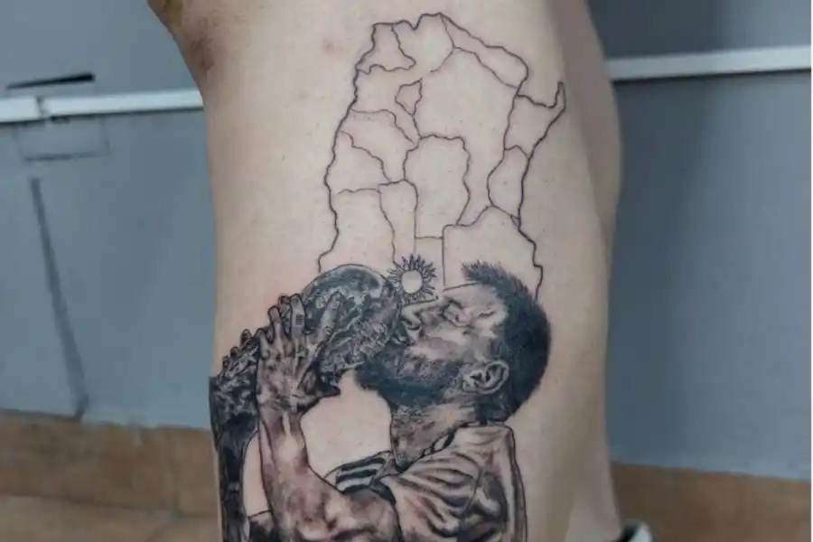 ESTA LOCURA SE LLEVA EN LA PIEL. A finales del 2022 hacía dos tatuajes del mundial por día. / INSTAGRAM @paulatusa.