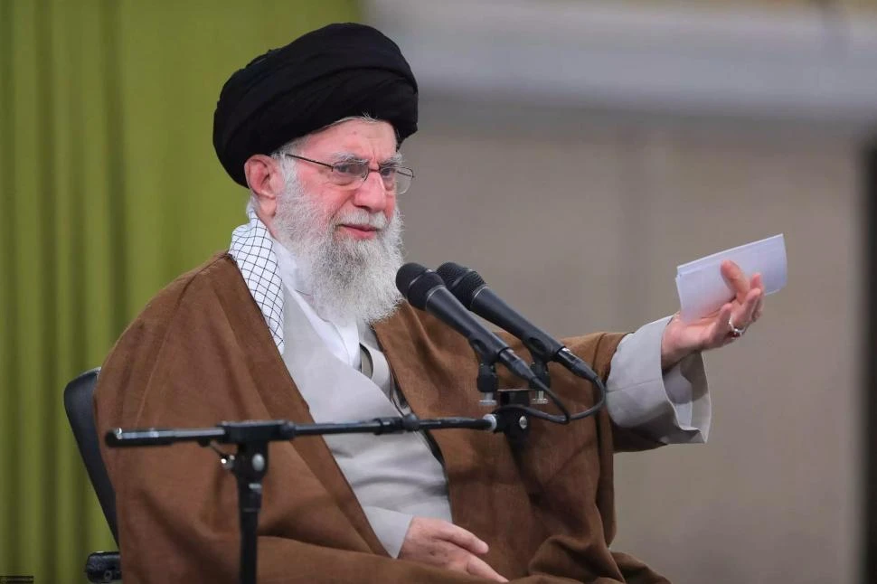 RÉGIMEN TEOCRÁTICO. La República Islámica de Irán tiene un presidente, pero el poder lo ejerce el líder religioso musulmán, el ayatollah Alí Jamenei. 