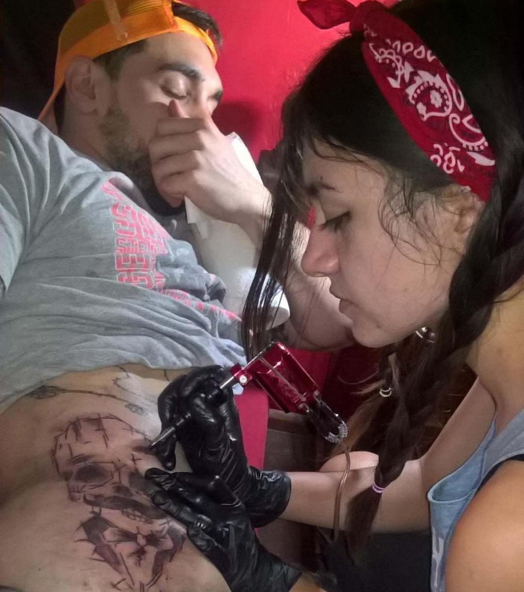 A PRACTICAR. La tatuadora le hizo su primer tatuaje a un vecino. / INSTAGRAM @paulatusa.