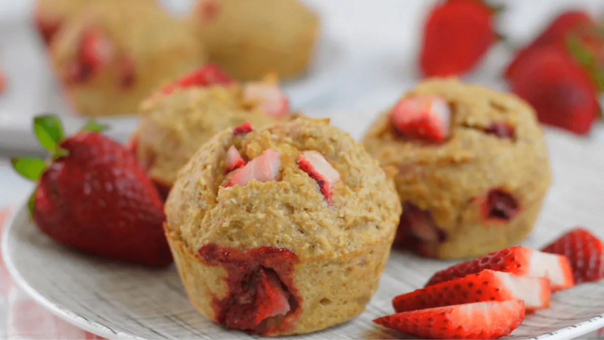 Muffins de frutilla sin harinas, una receta sana y deliciosa.