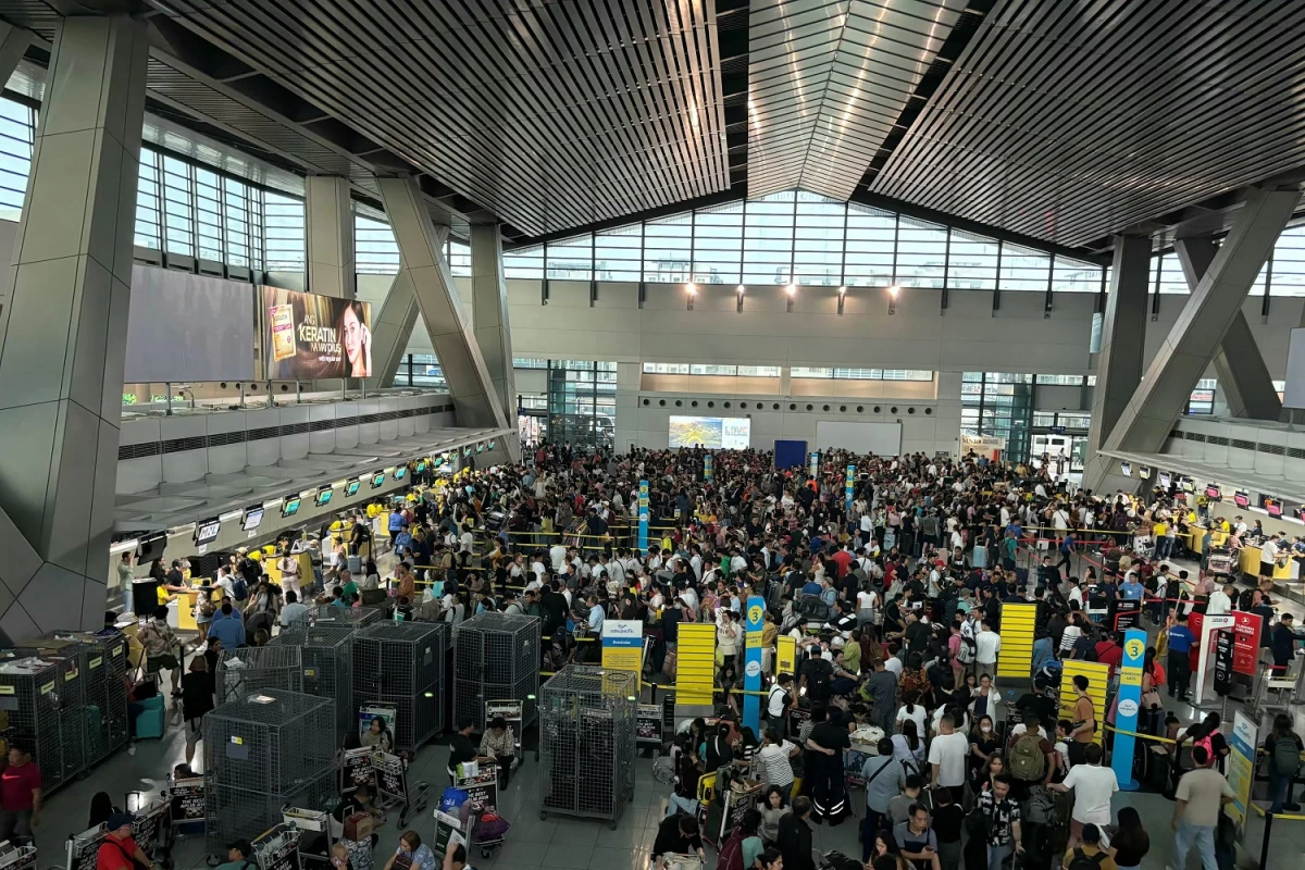 CAOS. Algunos aeropuertos se vieron colapsados por la falla del sistema. AFP