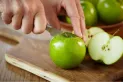 ¿Qué beneficios tiene comer una manzana verde en ayunas?