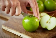 ¿Qué beneficios tiene comer una manzana verde en ayunas?