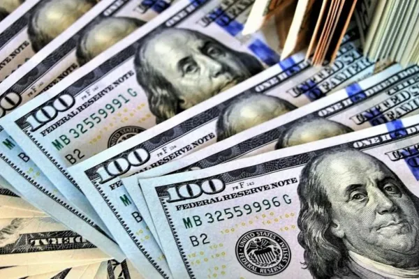 El dólar blue bajó más de $50 durante la semana y finalizó arriba de los $1.440