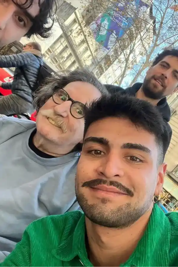 Charly García tuvo un inesperado encuentro con sus fans en la puerta de su casa