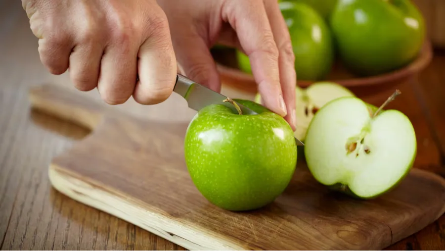 Comer manzana verde en ayunas tiene múltiples beneficios para la salud